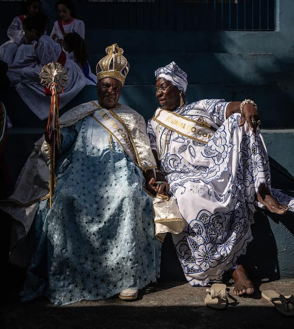 Rei e rainha do Congo com roupas e coroas de festa