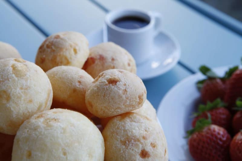 Pães de queijo com uma xícara de café