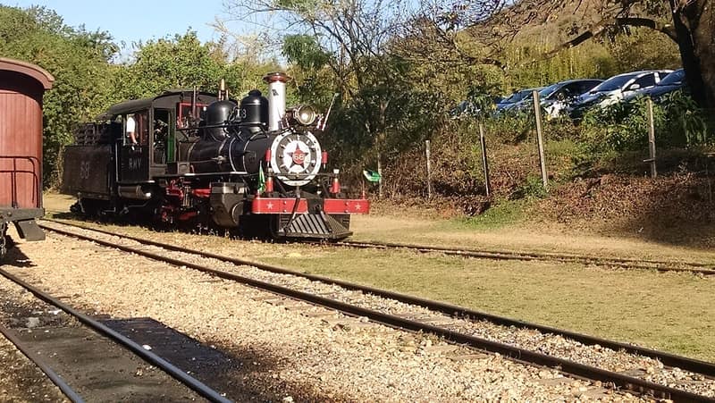 Locomotiva a vapor, a Maria-fumaça, nos trilhos