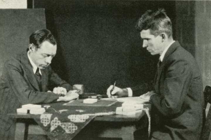 O pesquisador J. B. Rhine (à direita) fazendo testes de cartas com um estudante na Universidade Duke, nos anos 1930.
