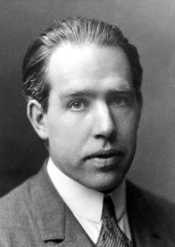 Retrato de Niels Bohr jovem, de terno e gravata