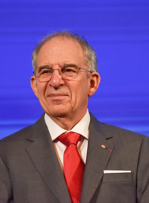 Michel Devoret de terno e gravata vermelha