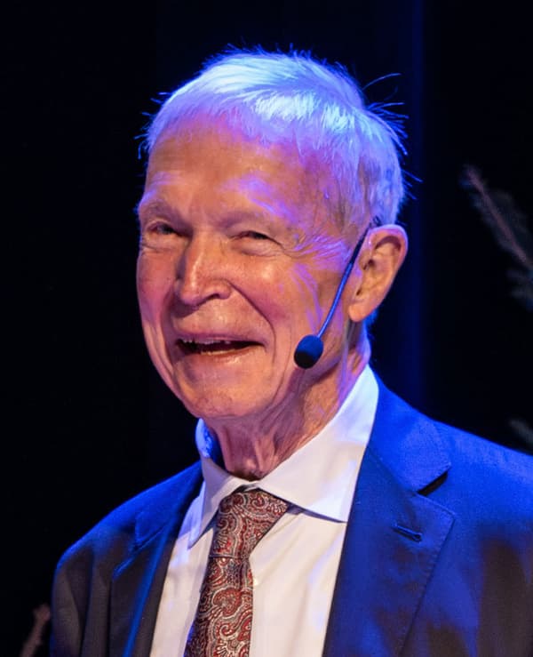 John Hopfield sorrindo num palco