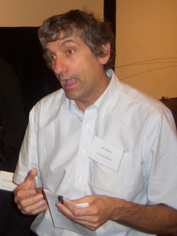 John Martinis falando, de camisa clara