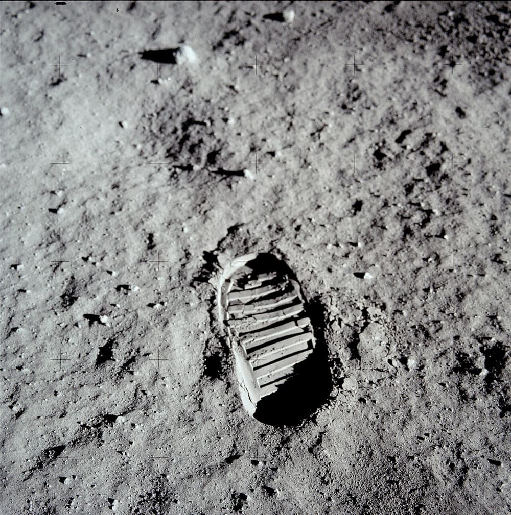 Pegada de bota de astronauta no chão de poeira cinza da Lua