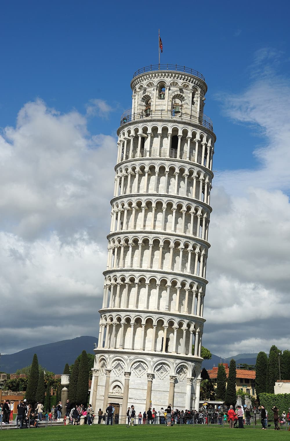 A Torre de Pisa, inclinada, num dia de céu azul