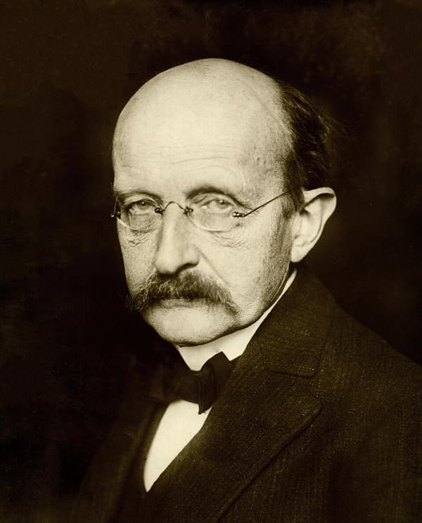 Retrato de Max Planck, careca, de óculos e bigode