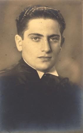 Fotografia antiga de Mário Schenberg jovem, de beca