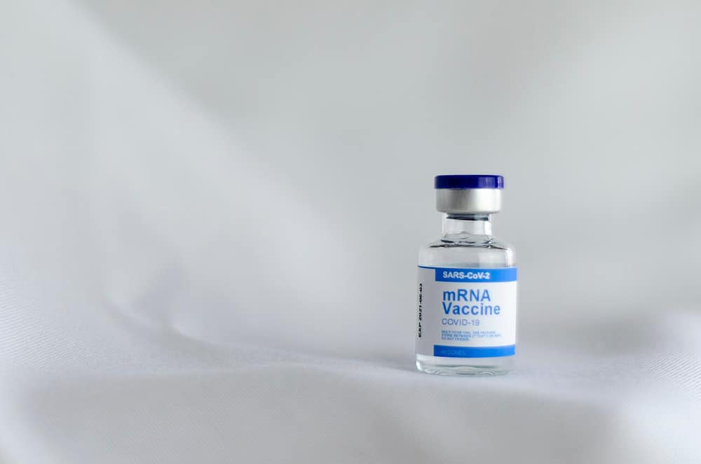 Frasco de vacina de RNA mensageiro sobre um pano branco