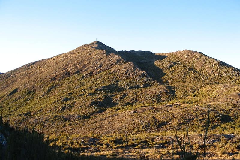Pico da Bandeira, montanha de pedra e campo sob o céu azul