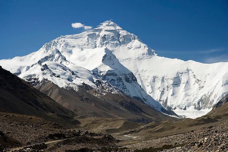 Monte Everest coberto de neve sob o céu azul