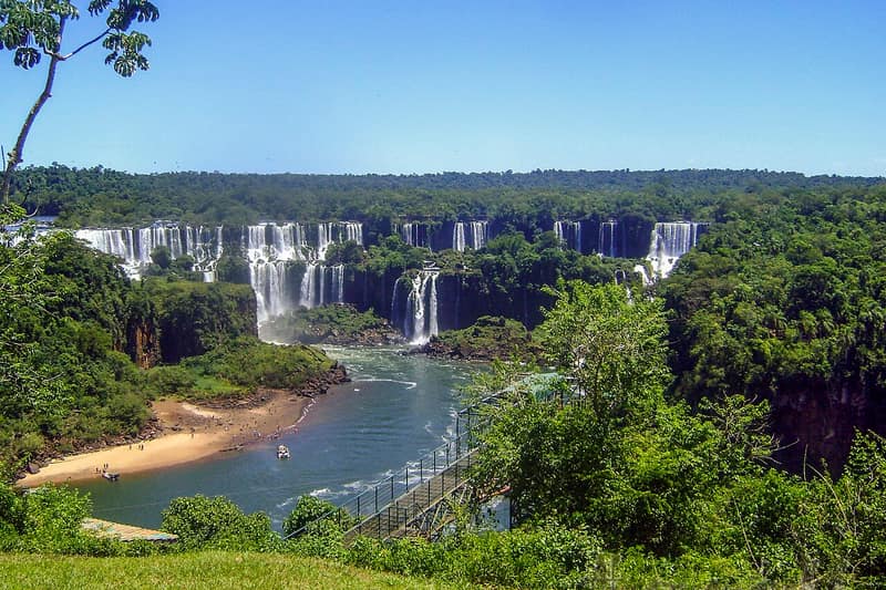 Cataratas do Iguaçu, com as quedas d’água em degraus no meio da mata