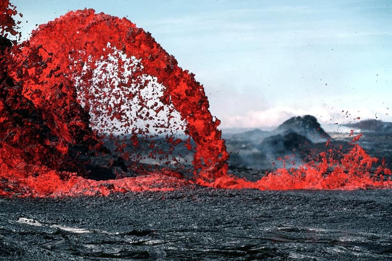 Fonte de lava vermelha em forma de arco saindo do chão