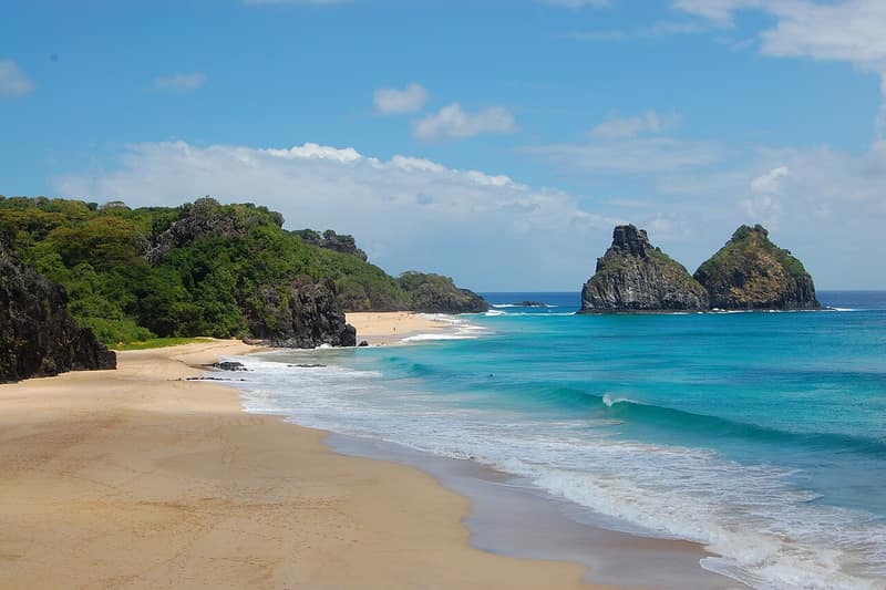 Praia de Fernando de Noronha com o Morro Dois Irmãos no mar