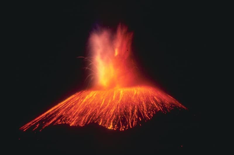 Vulcão Paricutín em erupção à noite, soltando lava e brasas