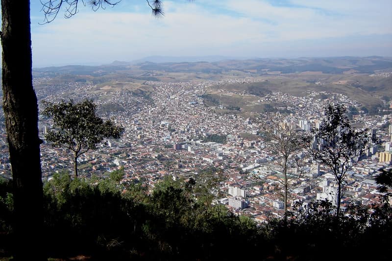 Vista da cidade de Poços de Caldas, cercada de morros