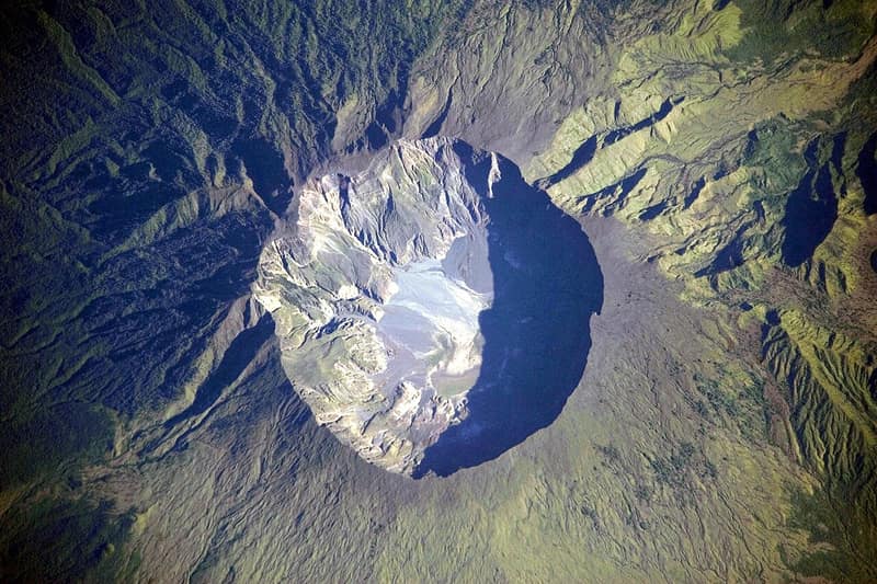 Cratera gigante do vulcão Tambora vista do espaço