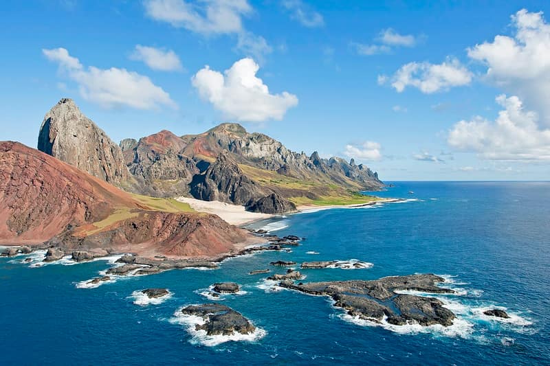 Ilha da Trindade, com morros de rocha vulcânica e o mar azul