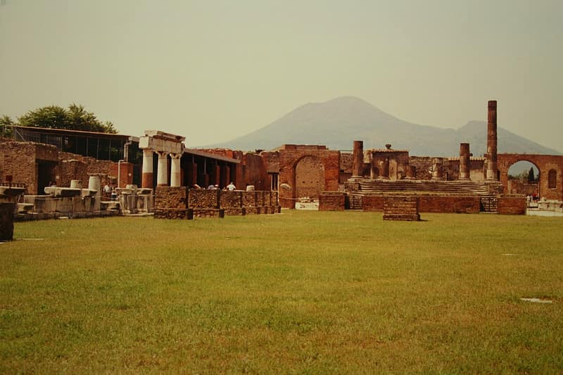 Ruínas do fórum de Pompeia com o Vesúvio ao fundo