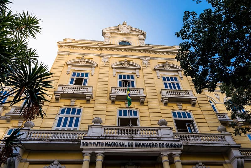 Nasce a primeira escola de surdos