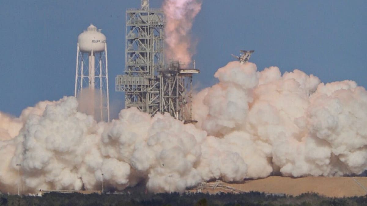 O Falcon Heavy subindo com fogo e fumaça na plataforma 39A