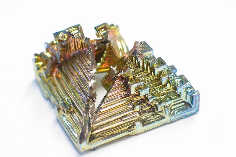 Cristal de bismuto em forma de escadinha, com cores de arco-íris