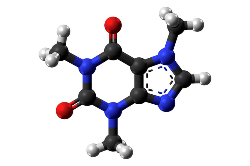 Modelo em 3D da molécula de cafeína, com bolinhas coloridas para cada átomo