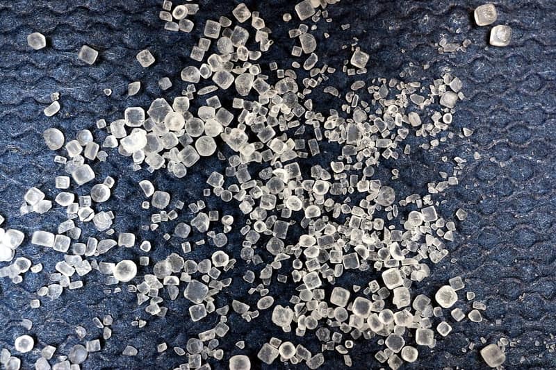 Cristais de sal de cozinha vistos de perto: são cubinhos.