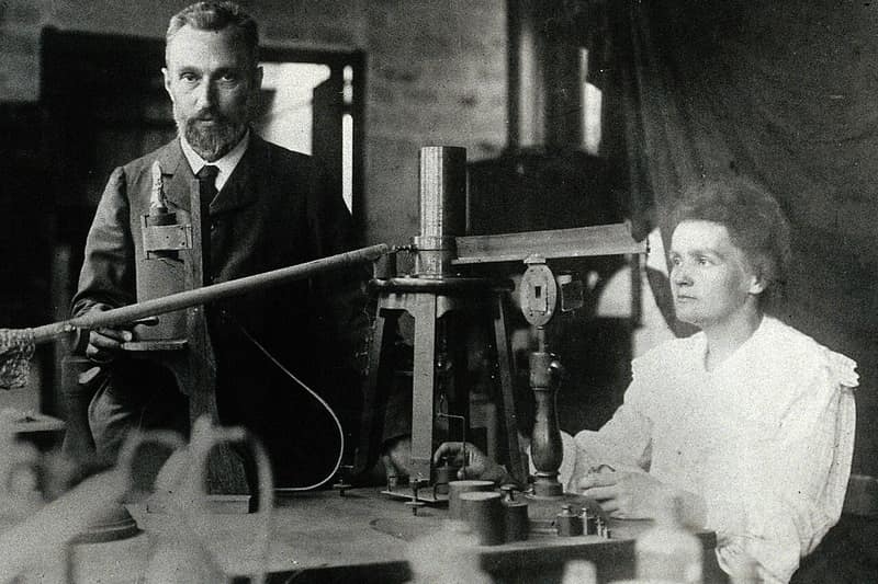 Marie e Pierre Curie trabalhando no laboratório em Paris