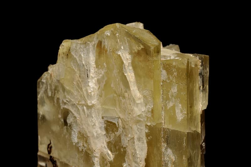 Pedaço do mineral espodumênio, de onde se tira o lítio