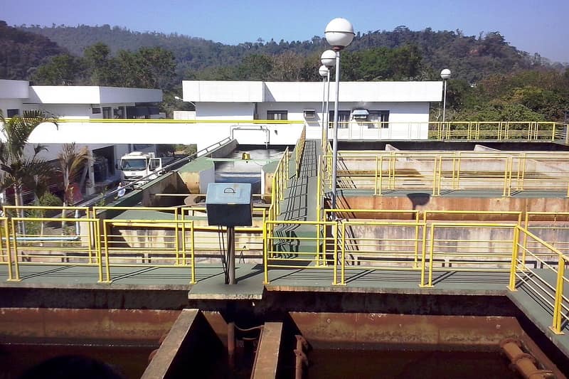 Tanques de uma estação de tratamento de água, com grades amarelas