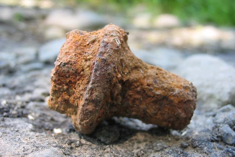 Peça de ferro enferrujada: o ferro se juntou ao oxigênio do ar.