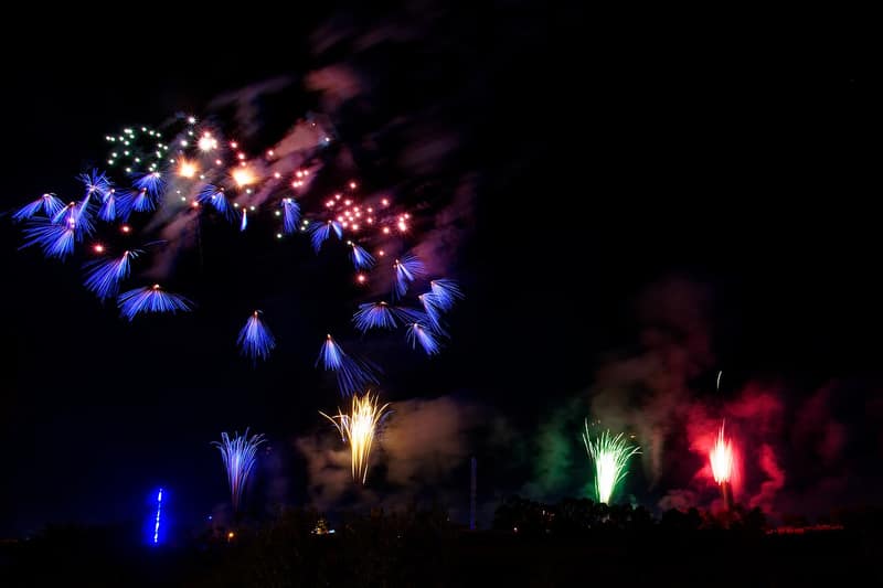 Fogos de artifício de várias cores no céu escuro