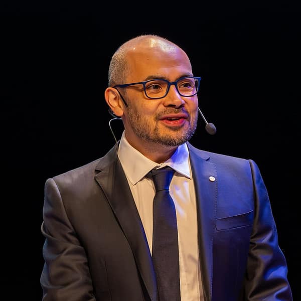 Demis Hassabis falando num palco