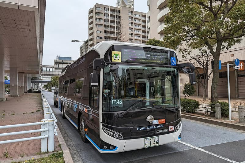 Ônibus movido a hidrogênio numa rua de Tóquio