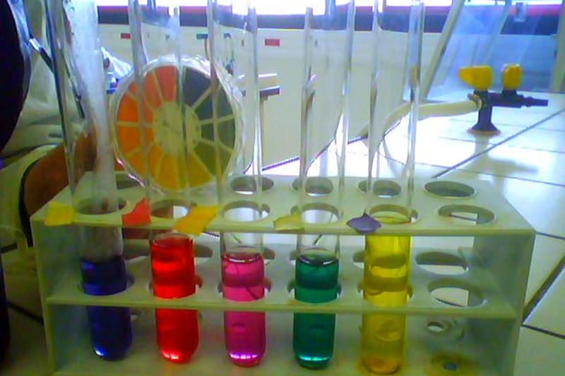 Copos com caldo de repolho roxo em cores diferentes, do rosa ao verde