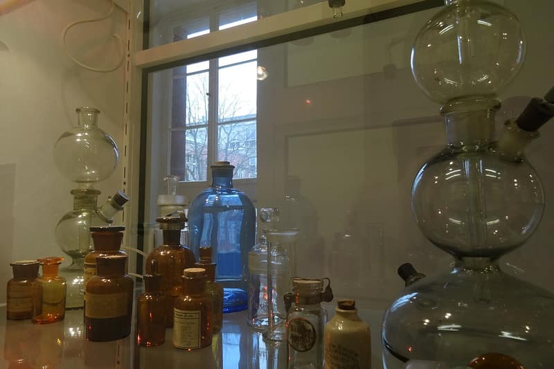 Frascos e vidros antigos de laboratório numa prateleira