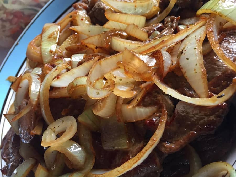 Bife acebolado