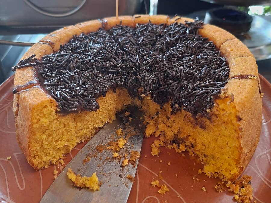 Bolo de cenoura com cobertura de chocolate
