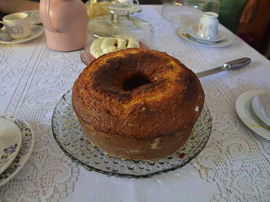 bolo de milho servido no café da tarde.