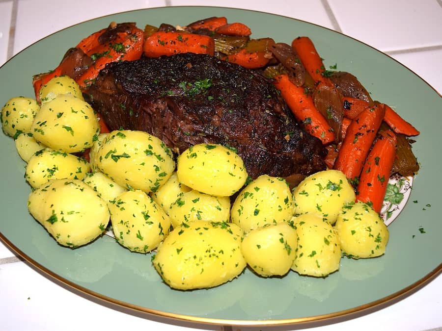 Carne de panela com batatas