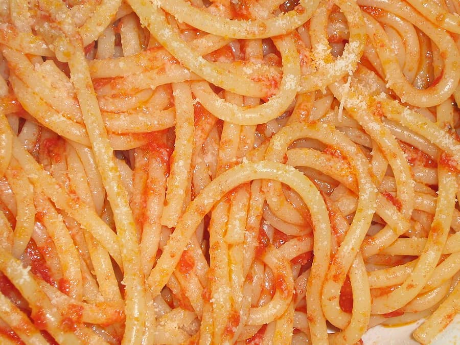 Espaguete ao sugo (e o jeito certo de cozinhar macarrão)