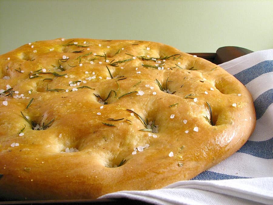Focaccia com azeitona e alecrim