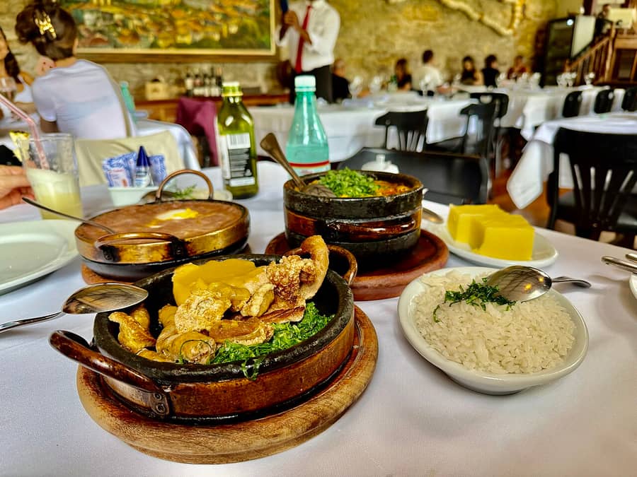 almoço mineiro num restaurante de Ouro Preto.