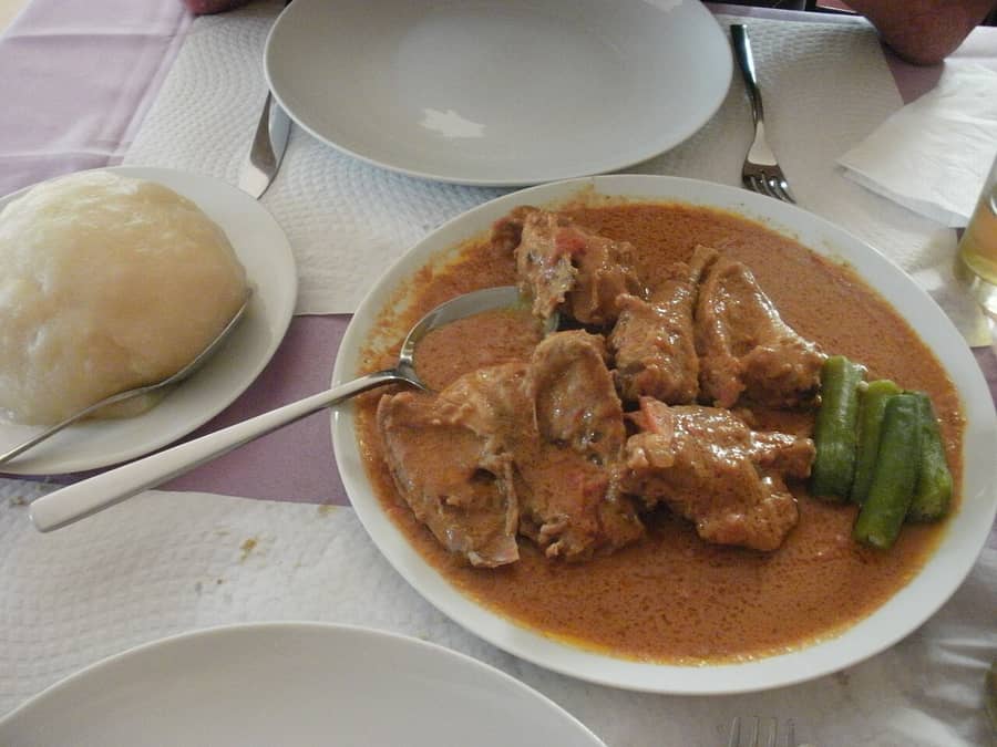 a cabidela portuguesa, prima do molho pardo.