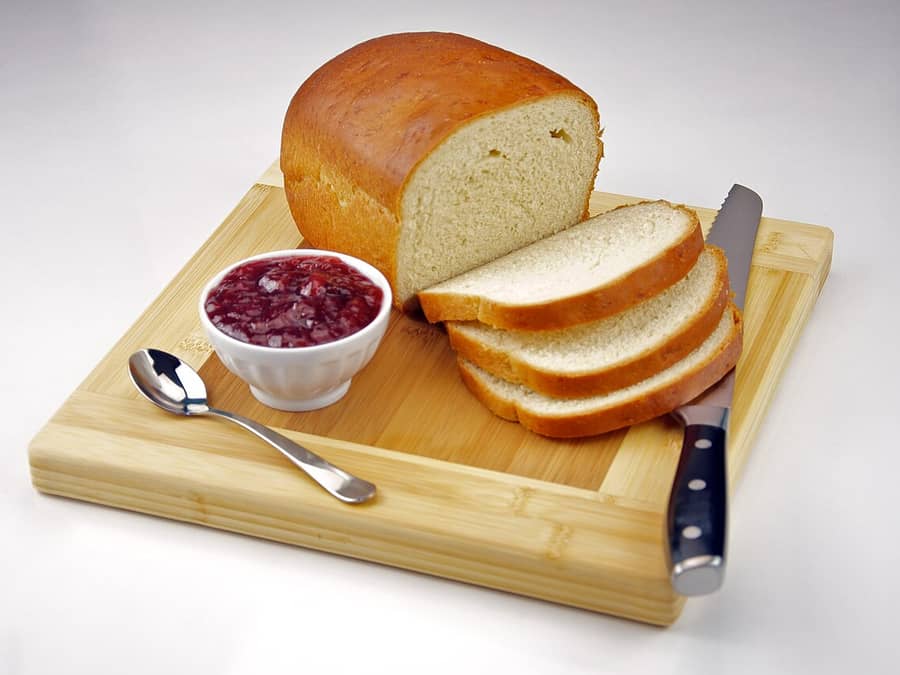 pão caseiro fatiado.