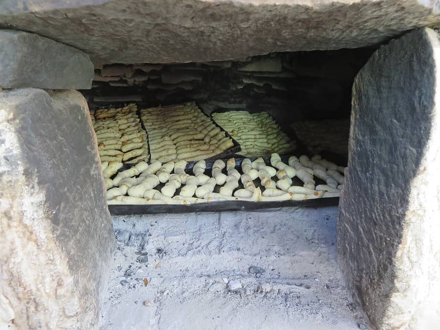 biscoitos de polvilho num forno a lenha.