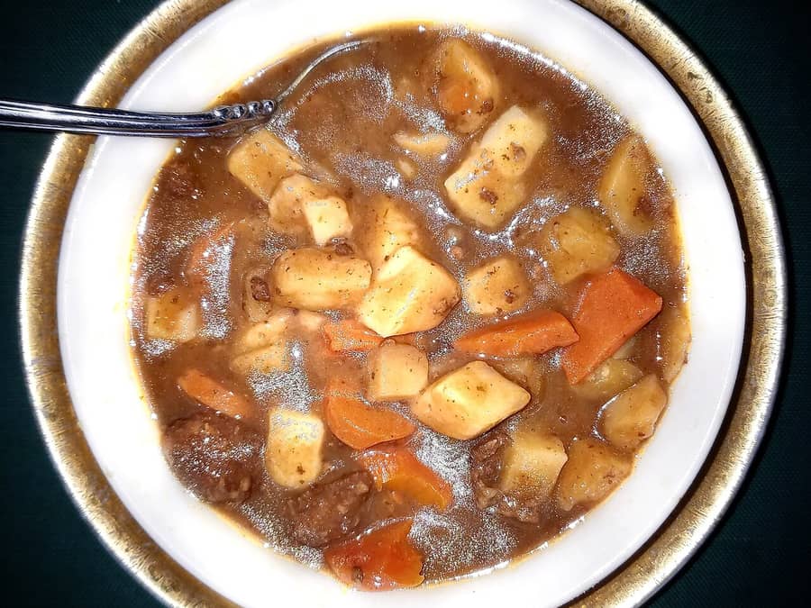 ensopado de carne com legumes.