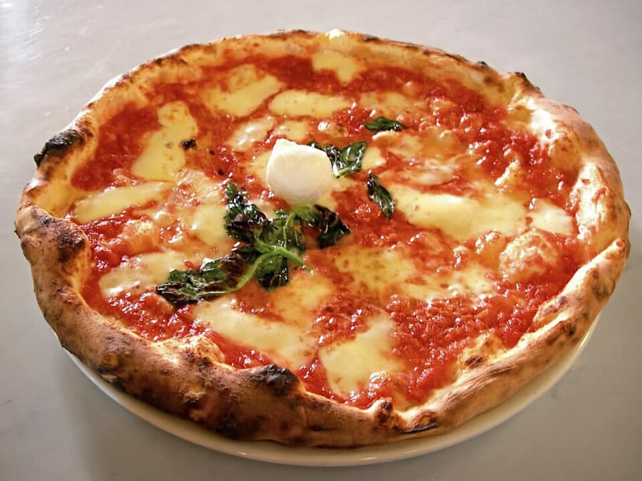 Pizza caseira de muçarela
