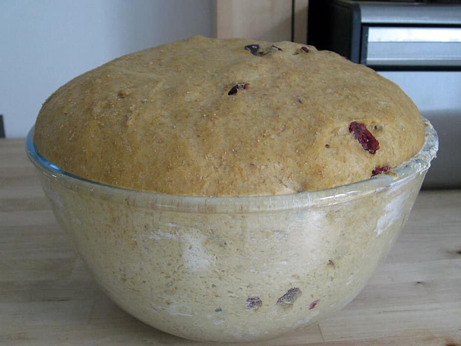 Massa de pão crescida numa tigela de vidro
